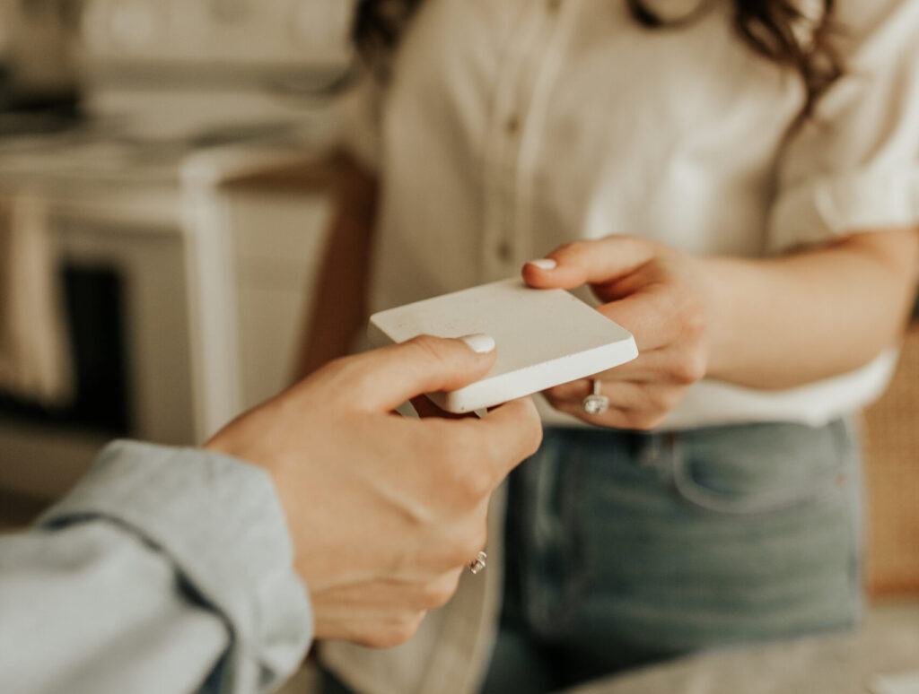 An interior designer vs interior decorator — know the differences, roles, and benefits of each. Discover which professional fits your home goals, style, and renovation needs.